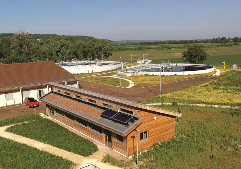 Vue de la station : bassin, clarificateur, bâtiment de contrôle
